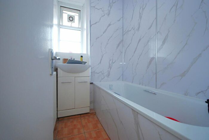 2 Bedroom Apartment To Rent In Wheatland House, Dog Kenell Hill Estate, East Duwlich, SE22