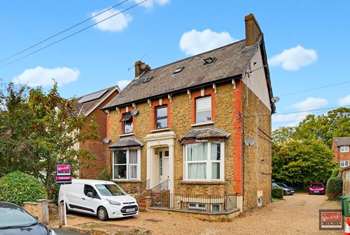 1 Bedroom Flat For Sale In Leacroft, Staines-Upon-Thames, Surrey, TW18