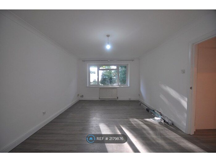 2 Bedroom Flat To Rent In London Road, Patcham, Brighton, BN1