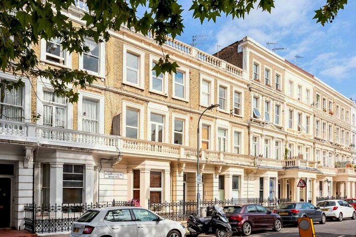 2 Bedroom Flat To Rent In Barons Court Road, Barons Court, London, W14