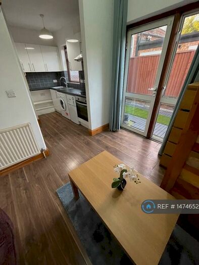 Studio To Rent In Burroughs Parade, London, NW4