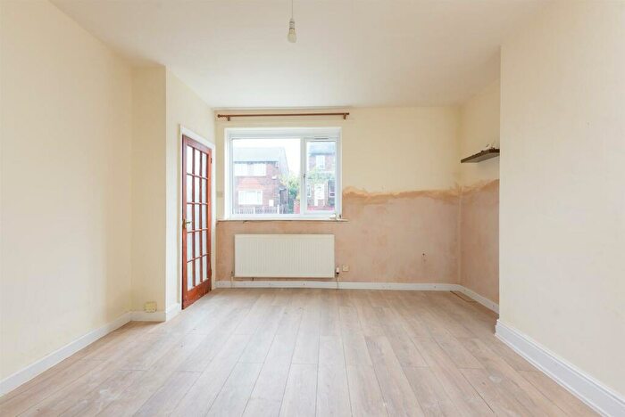 3 Bedroom Semi-Detached House For Sale In Whites Lane, Sheffield, S2