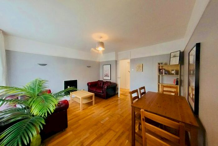 3 Bedroom Flat To Rent In Garratt Lane, Earlsfield, Wandsworth, SW17