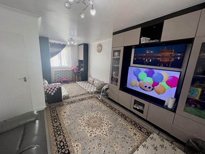 2 Bedroom Flat To Rent In Holly Lodge, Norwood Road, Southall, Middlesex, UB2