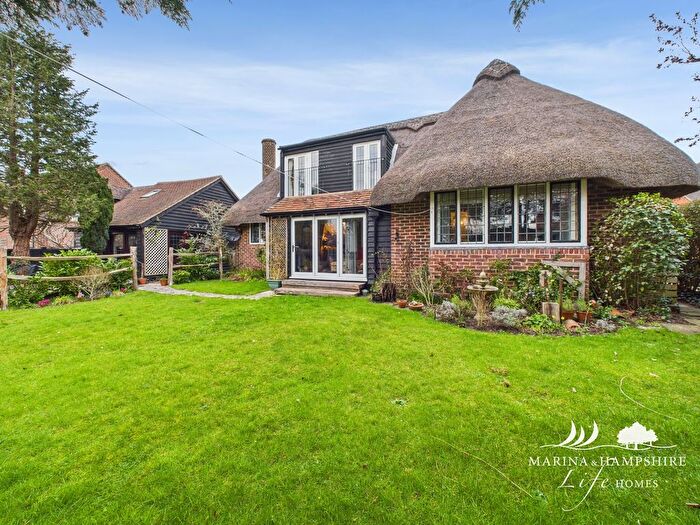 2 Bedroom Cottage For Sale In Beaver Close, Fishbourne, Chichester, PO19