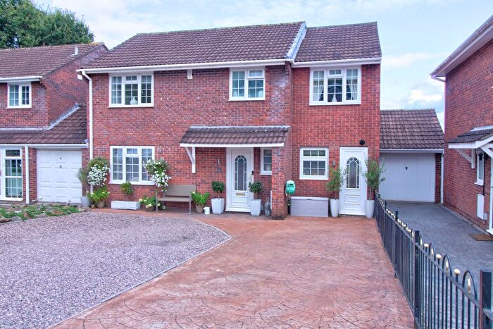 5 Bedroom Link Detached House For Sale In Hillgrove Avenue, Abergavenny, NP7