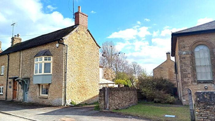 2 Bedroom Character Property For Sale In Chapel Row, Chadlington, OX7