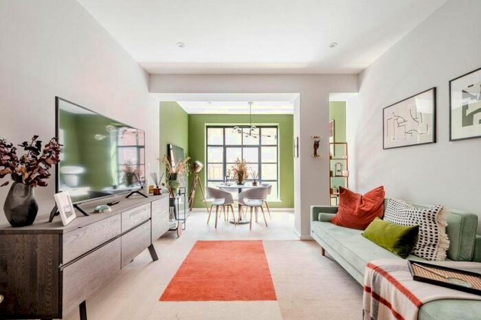 3 Bedroom Flat To Rent In Carnation Way, London, Surrey, SW8