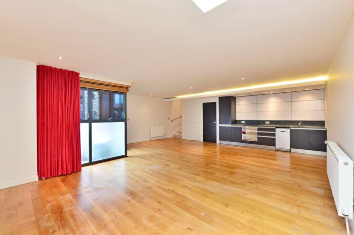 2 Bedroom Mews To Rent In Newbury Mews, London, NW5