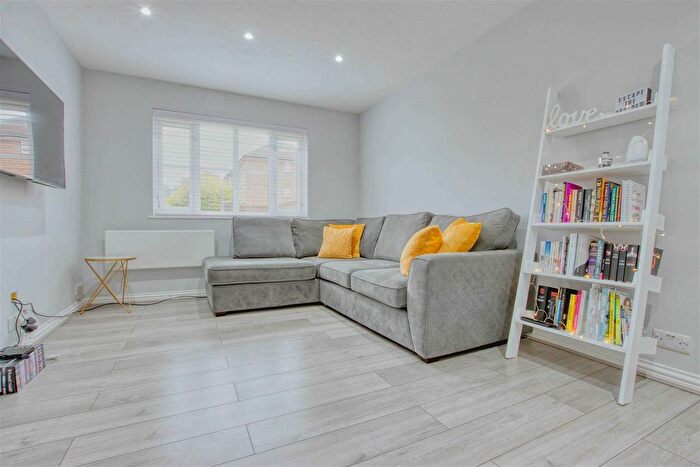 2 Bedroom Flat For Sale In Kensington Way, Borehamwood, WD6