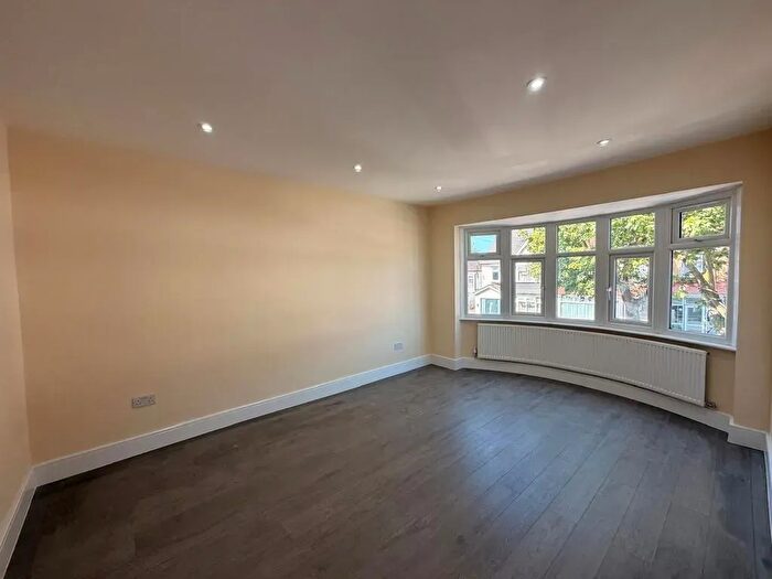 5 Bedroom Semi-Detached House To Rent In Brook Road, Thornton Heath, CR7