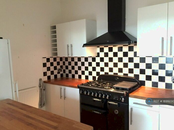 2 Bedroom Flat To Rent In Cintra Park, London, SE19