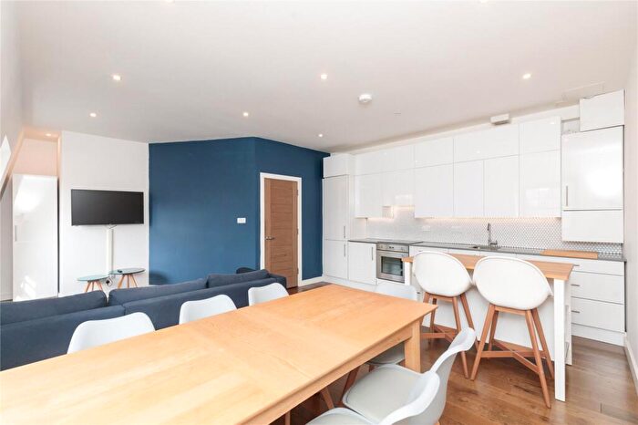 3 Bedroom Flat To Rent In Cornwall Street, Tower Bridge, E1