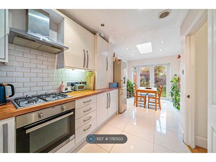 2 Bedroom Flat To Rent In Henslowe Road, London, SE22