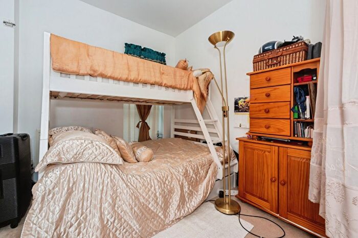 2 Bedroom Flat For Sale In Clovelly Place, Greenhithe, Kent, DA9
