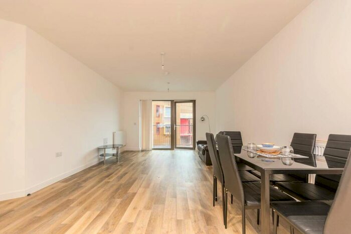 2 Bedroom Flat To Rent In Wey Corner, Guildford, GU1