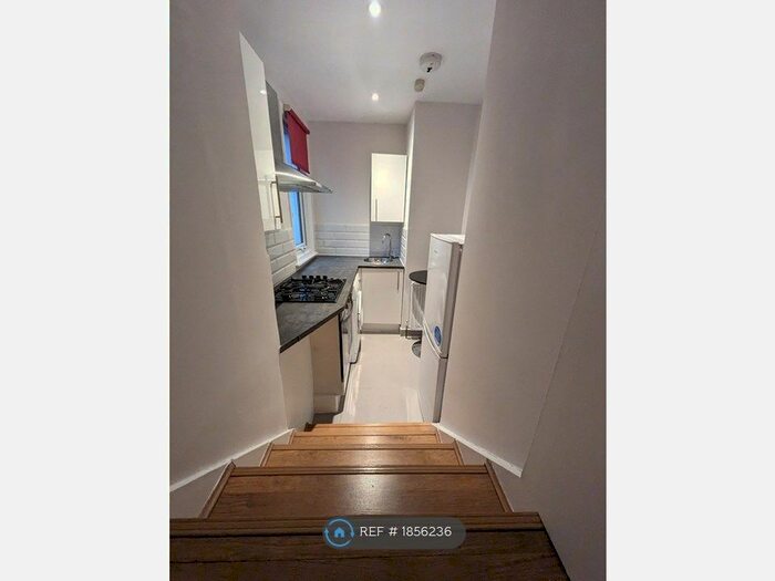 Studio To Rent In Raleigh Road, London, N8