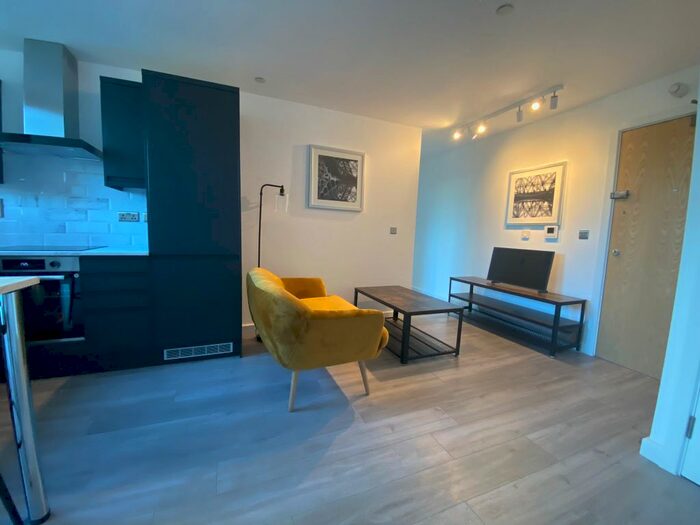 3 Bedroom Flat To Rent In Garratt Lane, Tooting Broadway, SW17