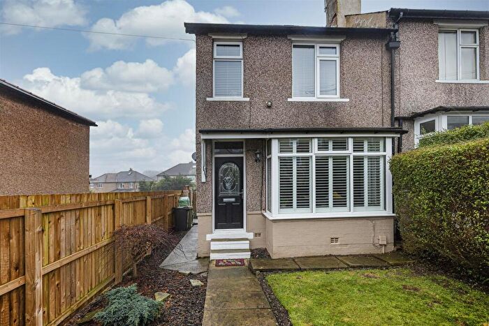 3 Bedroom End Of Terrace House For Sale In Yew Tree Road, Huddersfield, HD3