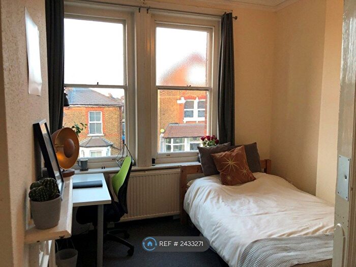 5 Bedroom Flat To Rent In The Kelly Arms, Kingston Upon Thames, KT1