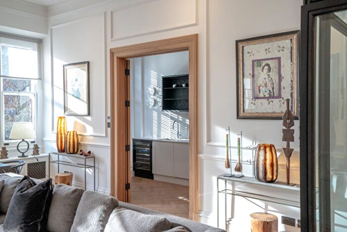 2 Bedroom Flat To Rent In Cadogan Square, London, SW1X