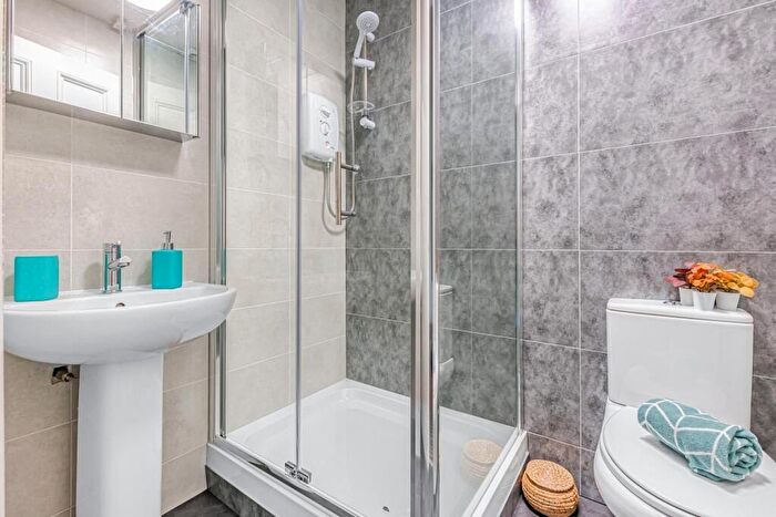 3 Bedroom Flat To Rent In Tower Bridge Road, London, SE1