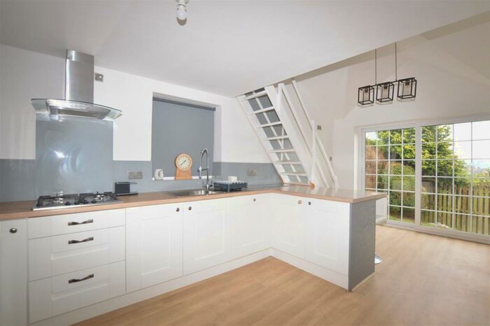 2 Bedroom Semi-Detached Bungalow To Rent In Lichfield Mount, Bradford, BD2