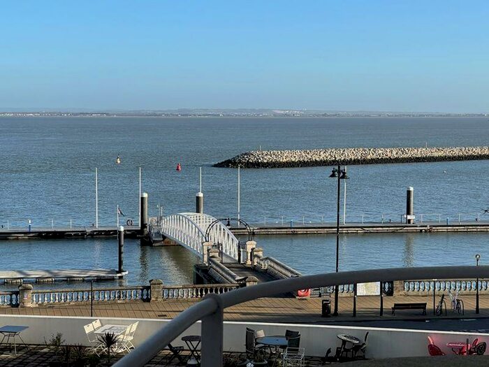 2 Bedroom Flat To Rent In Osborne Court, Cowes, PO31