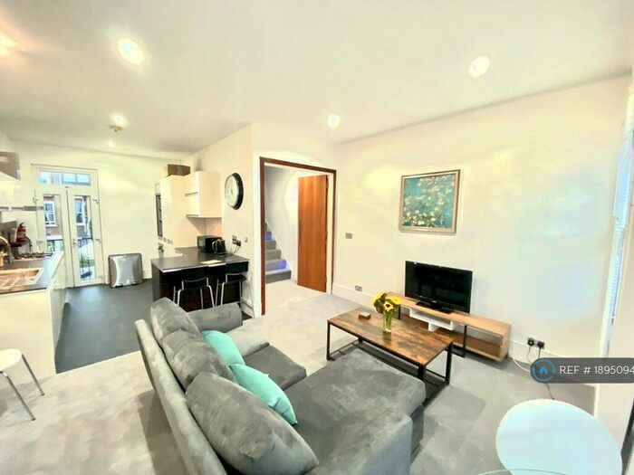 3 Bedroom Flat To Rent In Parma Crescent, London, SW11