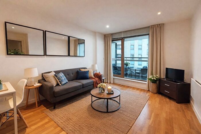 2 Bedroom Flat To Rent In Marsh Lane, Leeds, Uk, LS9