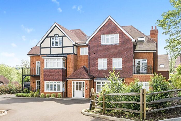 2 Bedroom Flat To Rent In Bedroom First Floor Flat In Caterham Valley, CR3