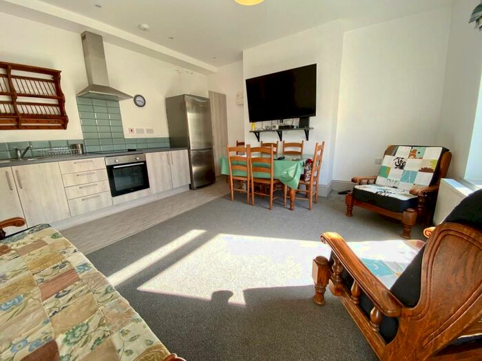 4 Bedroom House To Rent In Cross Lane, Huddersfield, HD4