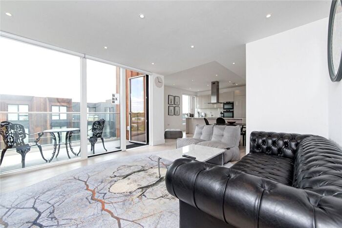 3 Bedroom Flat To Rent In Rochester Place, Camden, NW1