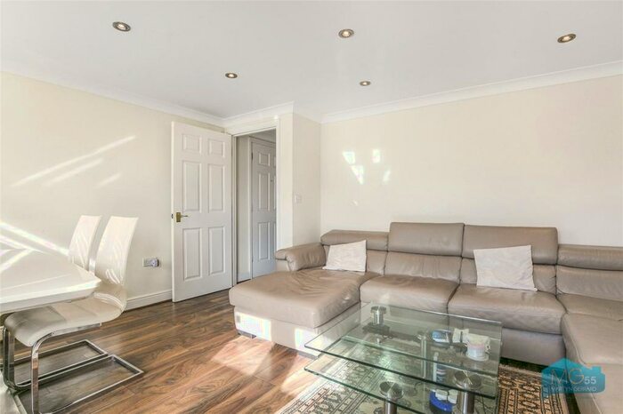 2 Bedroom Apartment To Rent In Osier Crescent, Muswell Hill, London, N10