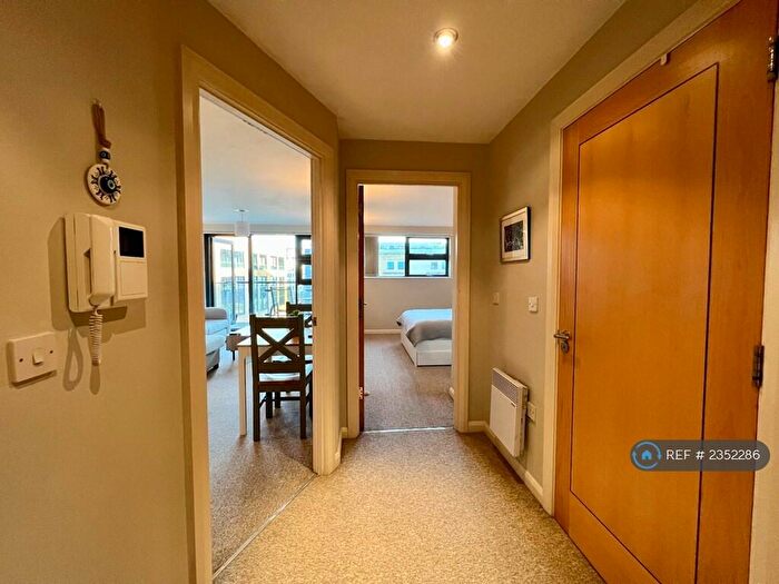 1 Bedroom Flat To Rent In Deanery Road, Bristol, BS1