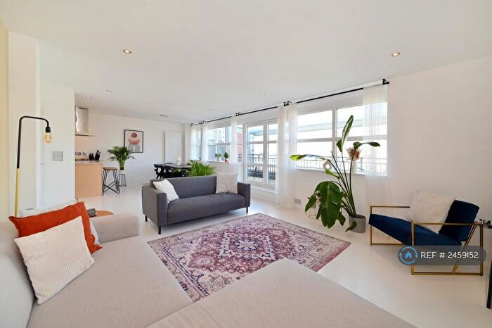 2 Bedroom Penthouse To Rent In London, London, E14