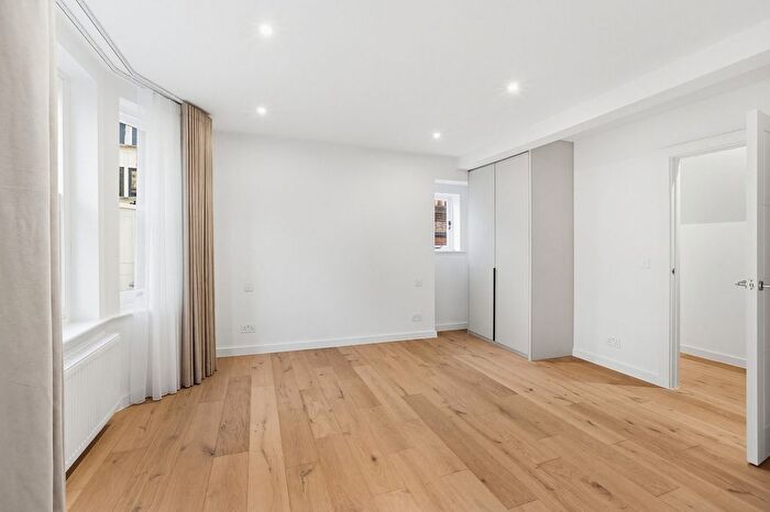 3 Bedroom Flat To Rent In Buckingham Gate, Westminster, SW1E