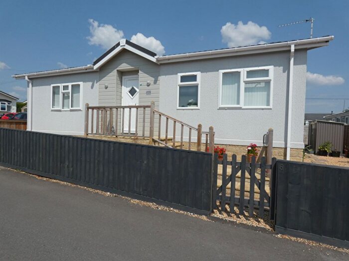 2 Bedroom Mobile/park Home For Sale In Beverley Hills Park, Amesbury, Salisbury, SP4