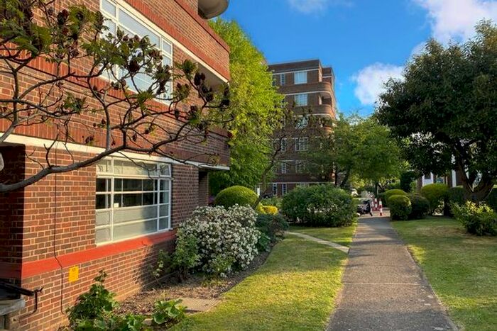 Studio To Rent In Balham High Road, London, SW17