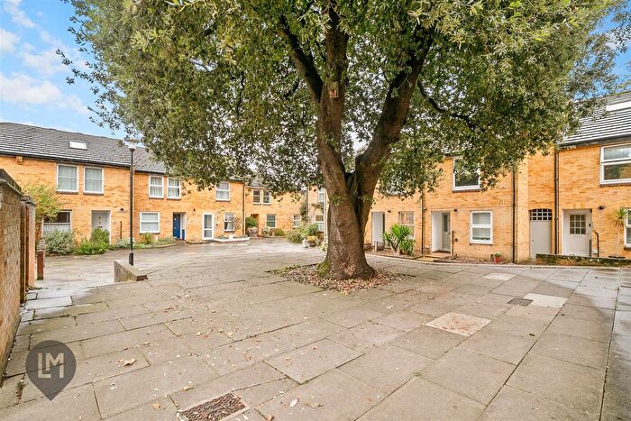 2 Bedroom Maisonette For Sale In Holm Oak Close, London, SW15