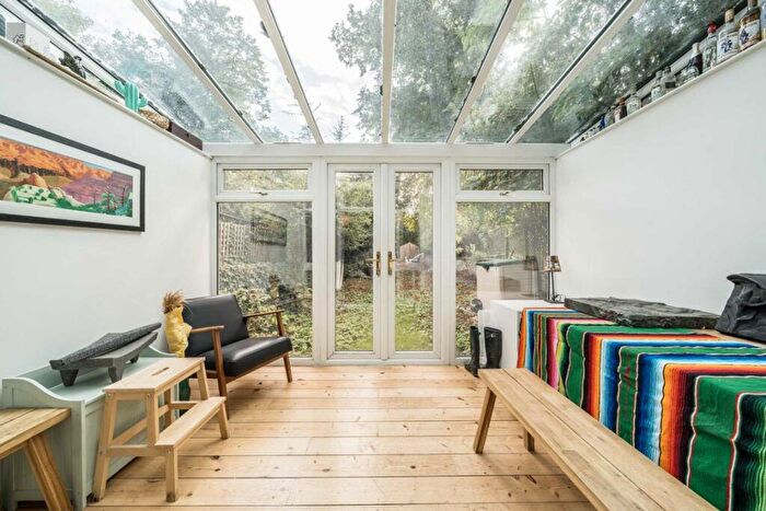 2 Bedroom Flat For Sale In Ickburgh Road, Clapton, E5