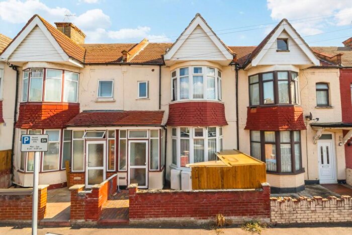 Flat To Rent In Fernbank Avenue, Wembley, HA0