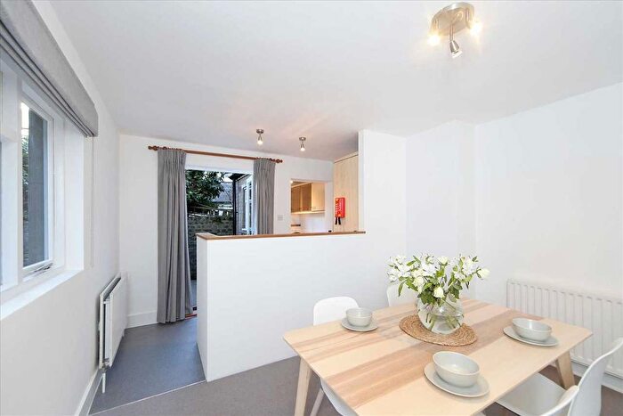 1 Bedroom Flat To Rent In Munster Road, Fulham - Parsons Green, SW6