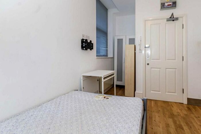 1 Bedroom Flat To Rent In Castletown Road, London, W14