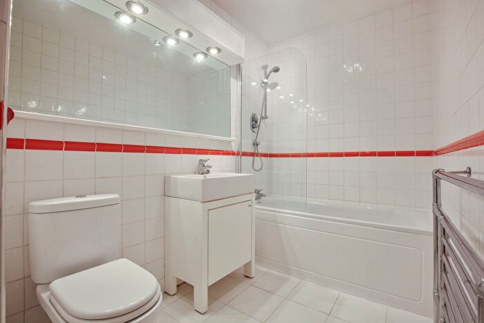 1 Bedroom Flat To Rent In Nine Elms Lane, Nine Elms, London, SW8