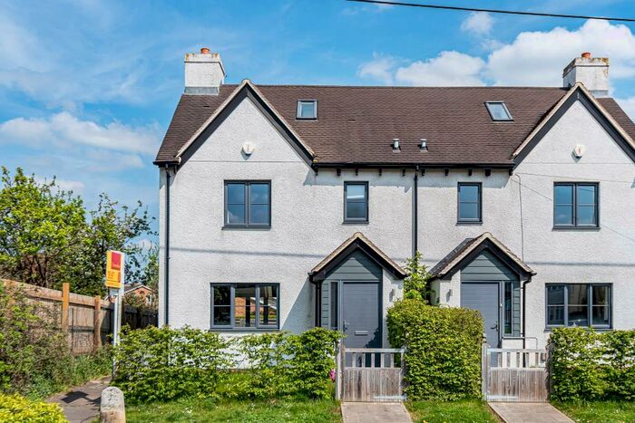 4 Bedroom Semi-Detached House To Rent In Kidlington, Oxfordshire, OX5