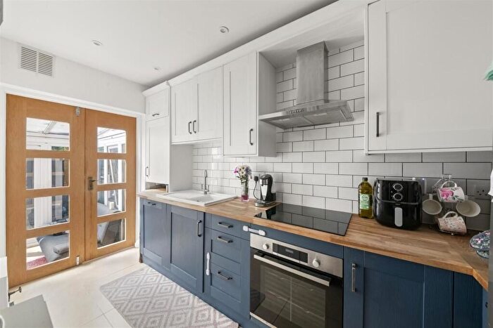 2 Bedroom Maisonette For Sale In Stratford Road, Hayes, UB4