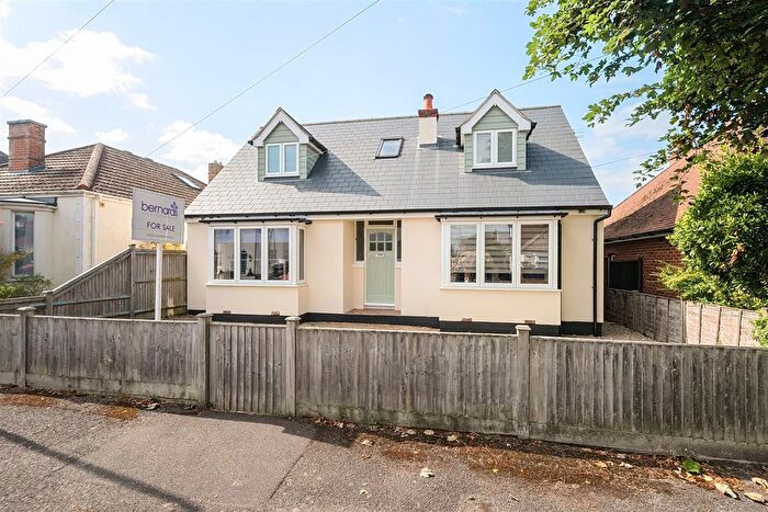 4 Bedroom Chalet For Sale In Raynes Road, Lee-On-The-Solent, PO13