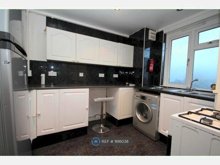2 Bedroom Flat To Rent In Queensbridge Court, London, E2