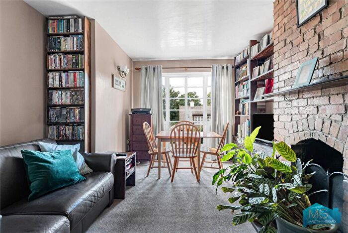 2 Bedroom Apartment For Sale In Western Road, London, N2